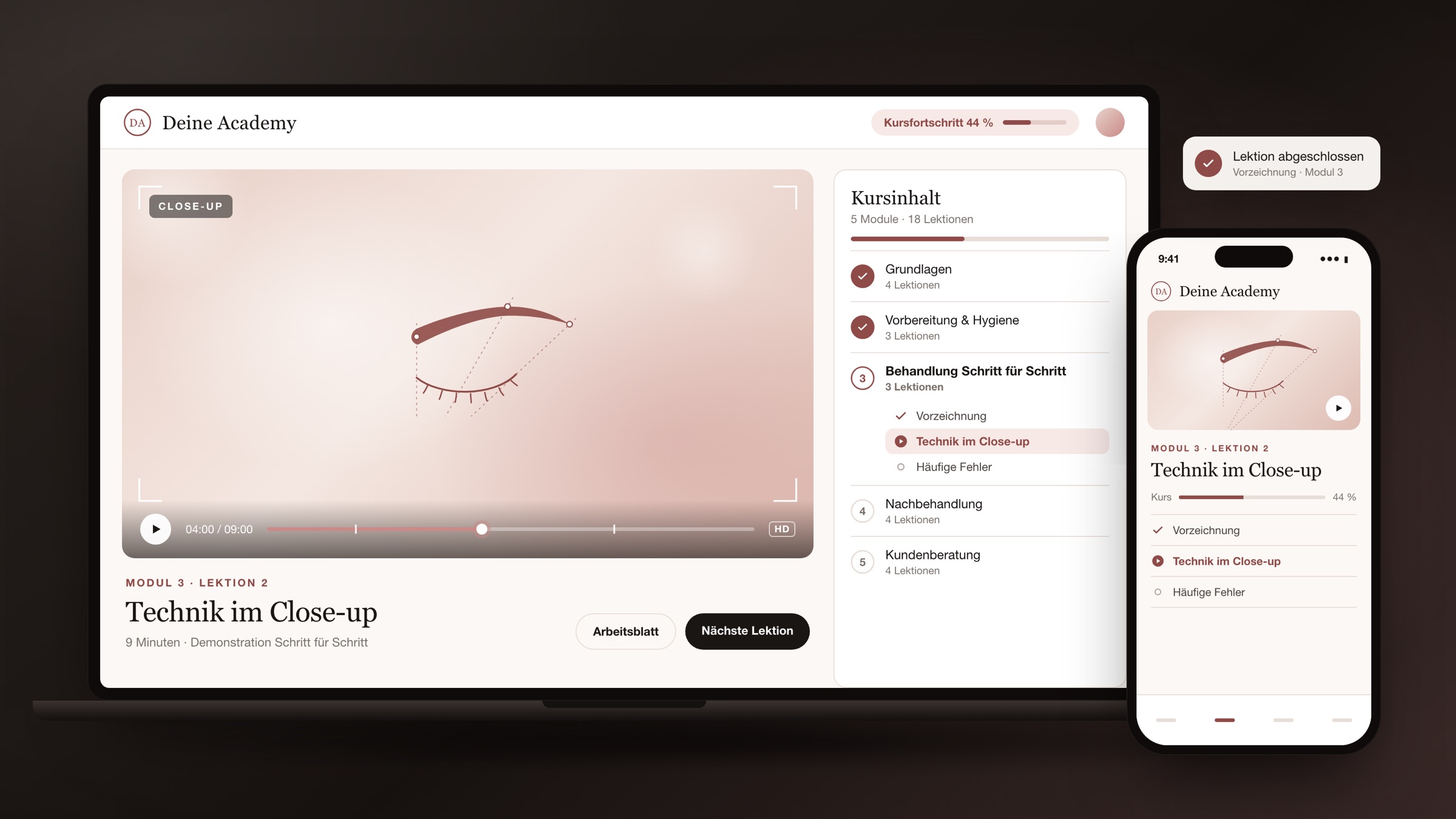 Illustration: ein Online-Kurs auf Laptop und Smartphone, mit Kursvideo, Modulen und Lektionen